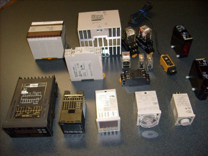 PLC Y RELEVADORES - OMRON