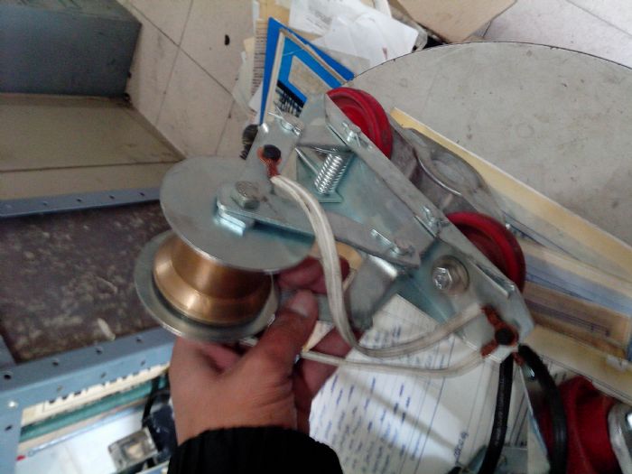 Tomacorriente tipo pantógrafo - 