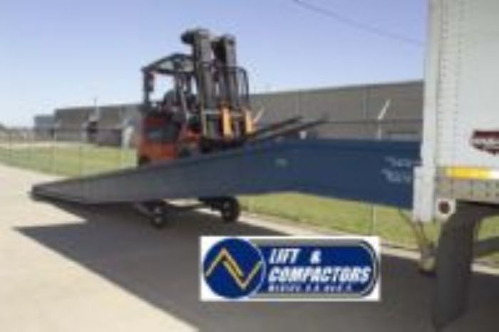 RAMPA DE PATIO MOVIL DE ANDEN - LIFT & COMPACTORS